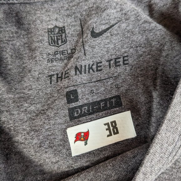NIKE Dri-Fit Team Issued NFL Tampa Bay Buccaneers NFL Training Compression Shirt - Picture 2 of 4